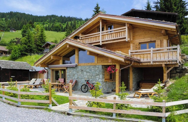 Chalet 'Pesse' with Mountain View, Shared Pool and Wi-Fi