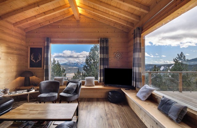 Chalet Sorbiers: 8 bedrooms, splendid view of the lake, private terrace & skiing 150m away