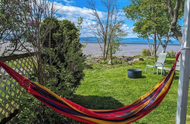 Chalet Studio #3 Waterfront with Spa, Fireplace & Wifi