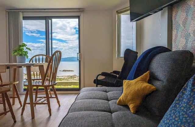 Chalet Studio #6 Waterfront with Spa, Fireplace & Wifi