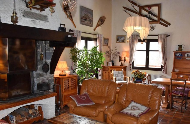 Chalet, terrace, balcony, fireplace or stove, ski locker, 120m², Courchevel