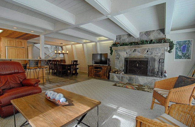 Chalet w/Large Deck, Ping Pong Table, Spacious Bunk Room "Agate Bay Chalet"