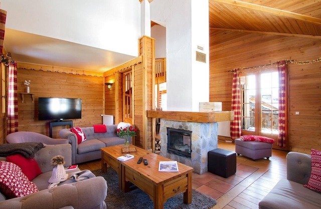 Chalet, wifi, 10m from ski slopes, sauna, terrace, fireplace or stove, parking, tv, 200m²