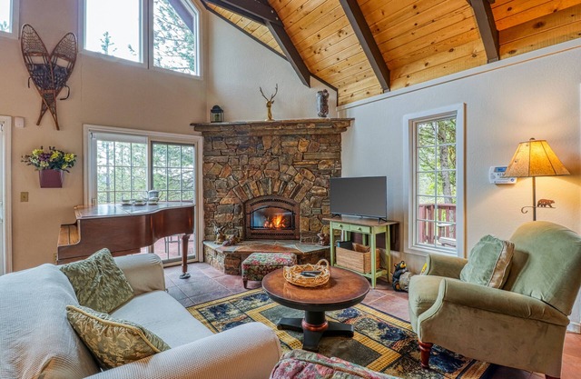 Chalet with views, recreation facility, lake access - seasonal pool