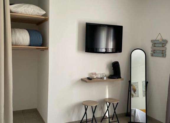 Chambre avec salle de bain privée dans villa avec garage