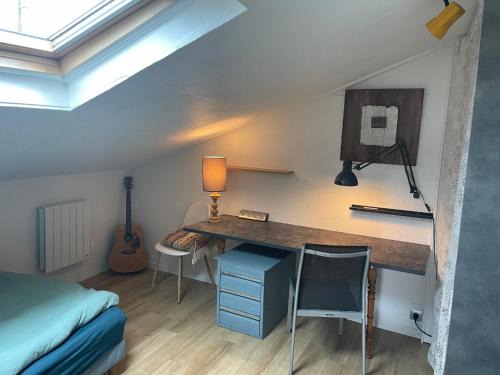 Chambre calme au dessus d'un atelier, kitchenette, douche et toilettes dédiées