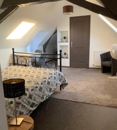 Chambre chaleureuse avec accès indépendant et sanitaires indépendants