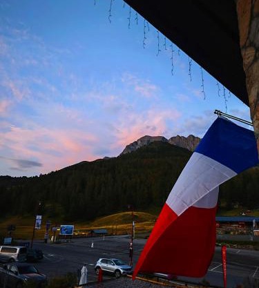 Chambre d'hôte chez Thibault à proximité des pistes 200 M départ depuis le Fournet et nombreux itinéraires de randonnées au pied de l'immeuble