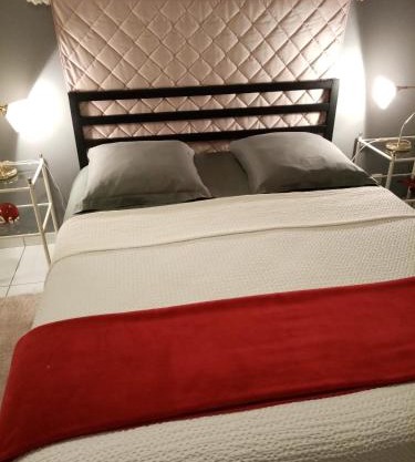 Chambre d' hote avec grand lit et salle d'eau privative pour une persone ou un couple