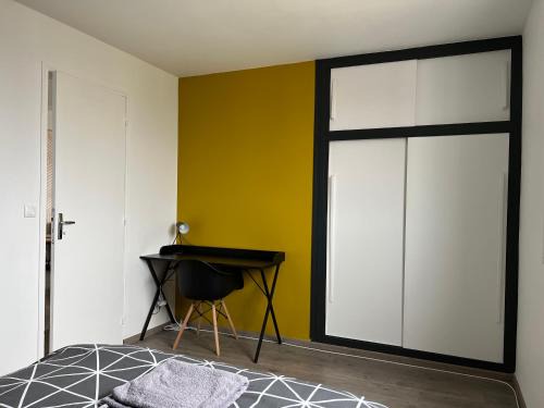 chambre privée jaune dans appartement partagé