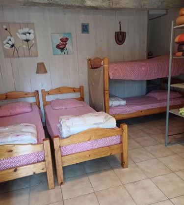 chambre quadruple dans ferme provençale