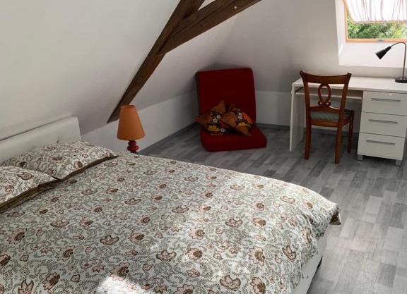 Chambre rustique avec double lit et sa salle de bain privée