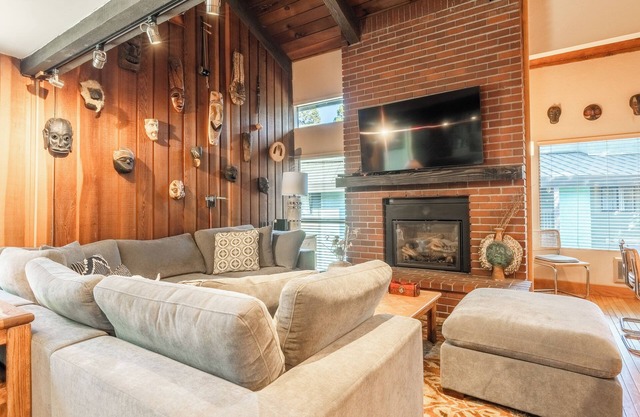 Chamonix #92, 1 Bedroom + Loft. Steps to Canyon Lodge, Ski-in Ski-Out