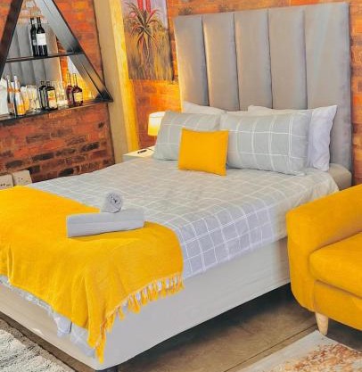 Champagne apartment on Main