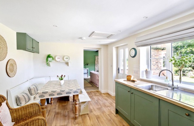 Chantry cottage, Newby Hall. Dog friendly, fires, beautiful views and walks.