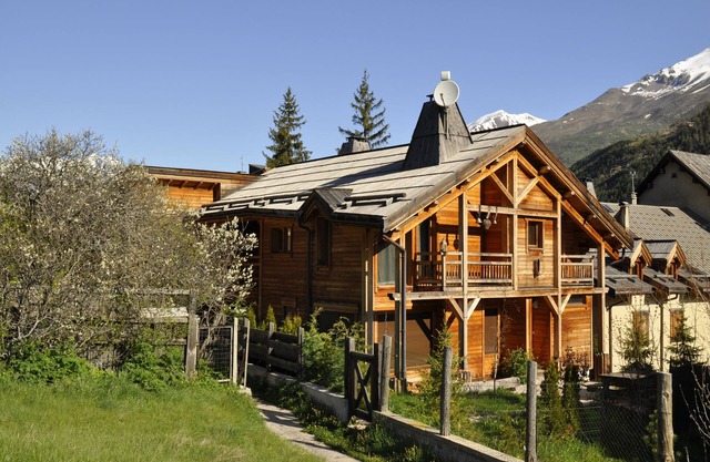 Character apartment in chalet at the foot of the slopes in Serre Chevalier 1400