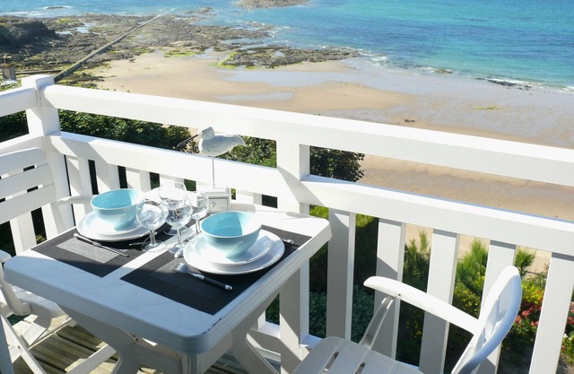 Character apartment in 20th century villa - Exceptional sea view