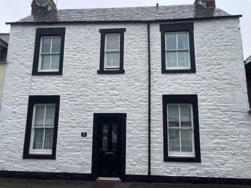 Character cottage in centre of Moffat