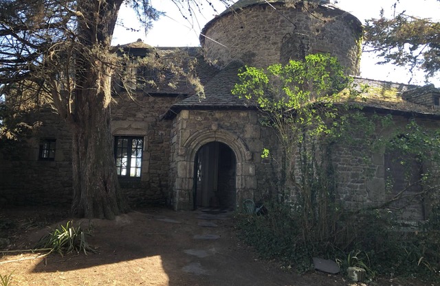 Character house with large garden facing the entrance of a beautiful beach