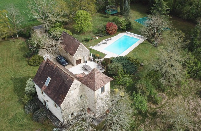 Character house with swimming pool between Lot and Dordogne