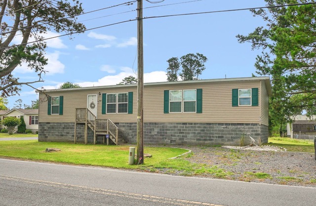 Charlie's Cove - Pet friendly w/Fenced yard!
