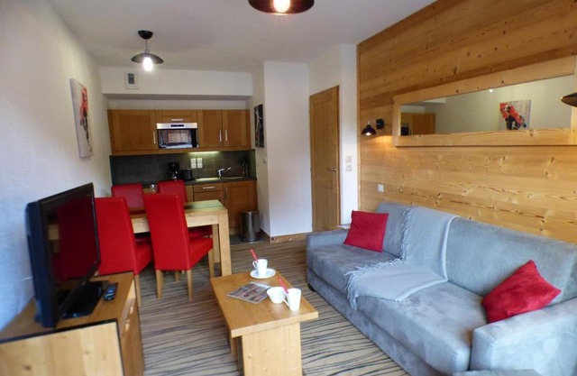 Charmant Appartement 2P aux Saisies avec Piscine Chauffée, Balcon Sud, et Accès Fitness - FR-1-594-167