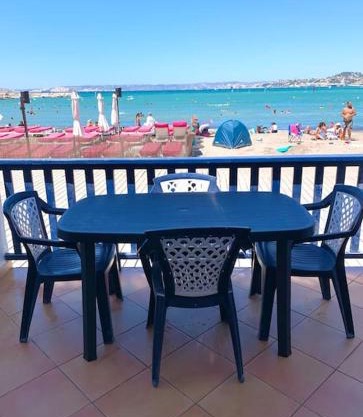 Charmant cabanon les pieds dans l’eau…