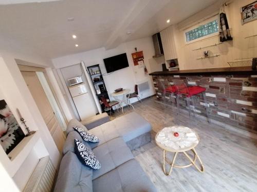 Charmant appartement indépendant, 5 mn de Rouen, avec terrasse, refait à neuf