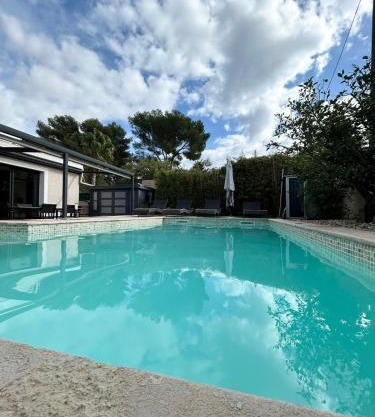 Charmante villa au brusc avec piscine à 10min à pied de la mer