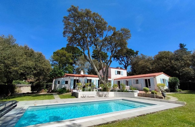 Charmante Villa de Bord de Mer, Avec Piscine, Situé Dans un Grand Parc Arboré