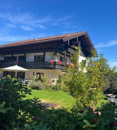 Charmantes Garten-Apartment: Erholung im Chiemgau