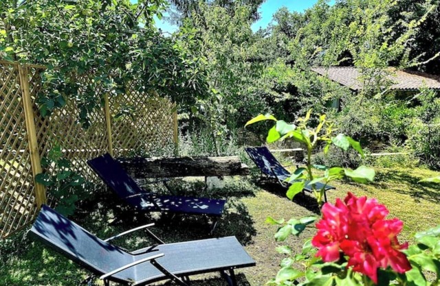 Charme Rustique au Cœur D'un Village Médiéval