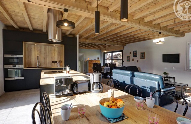 Charming house with large garden and modern amenities