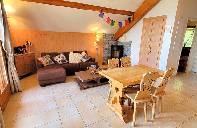 Charming Duplex Apartment for 5 with South-Facing Balcony, Fireplace, & Free WiFi in Chaillol