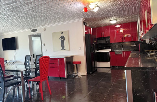 Charming 1-bedroom condo in superb Sunny Isles Beach with AC