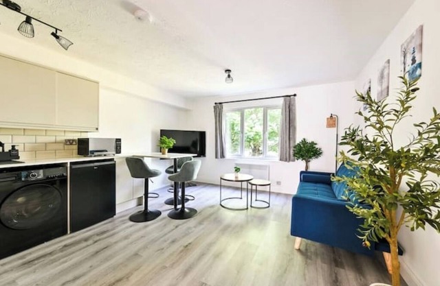 Charming 1-Bed Flat in London – 3 Mins to Tube + Free Parking