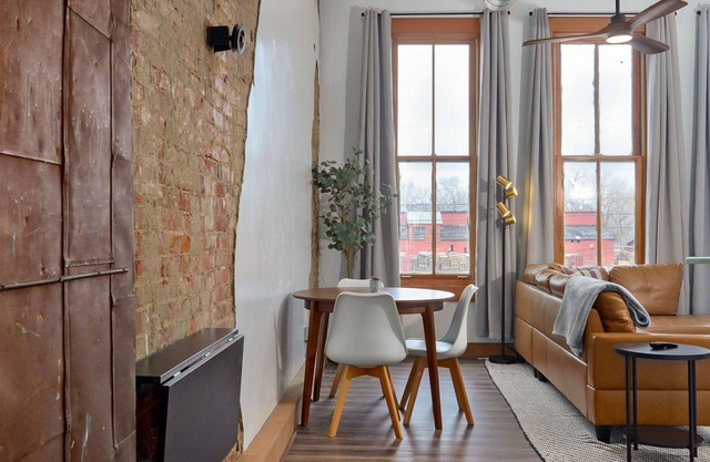 Charming 1-bed loft apartment on Historic C-Street in Springfield with WiFi, AC