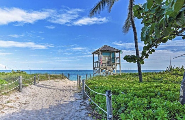 Charming 1-Bedroom Cottage Steps from the Beach!