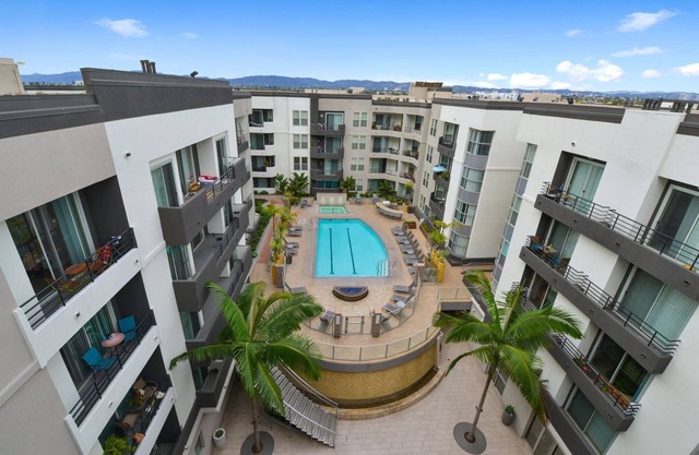 Charming 1-Bedroom by the Ocean · Free Parking · Pool · Gym · Hot Tub · BBQ