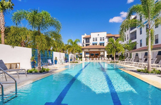 Charming 1-bedroom apartment 5 min from the beach shopping malls and restaurant