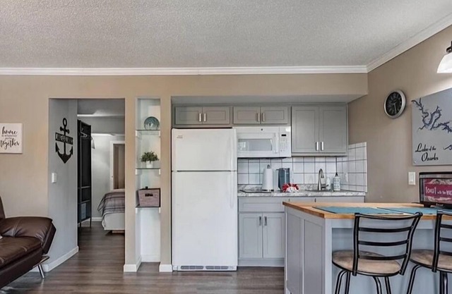 Charming 1-bedroom condo in Lake Ozark. On the lake in prime location-4MM