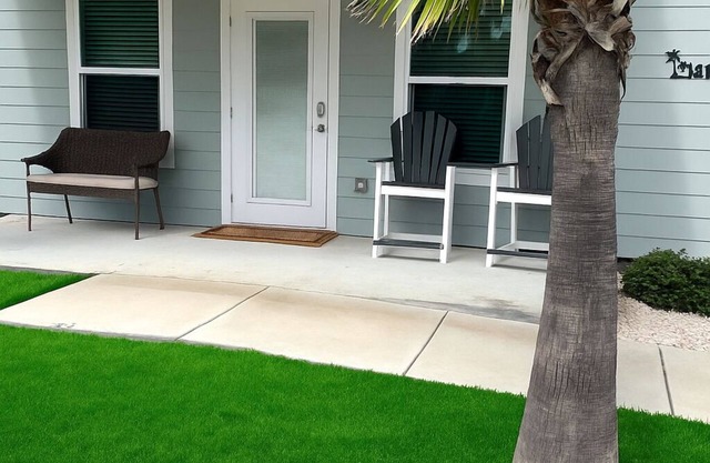 Charming 1-bedroom cottage in fabulous Rockport with a beautiful pool.