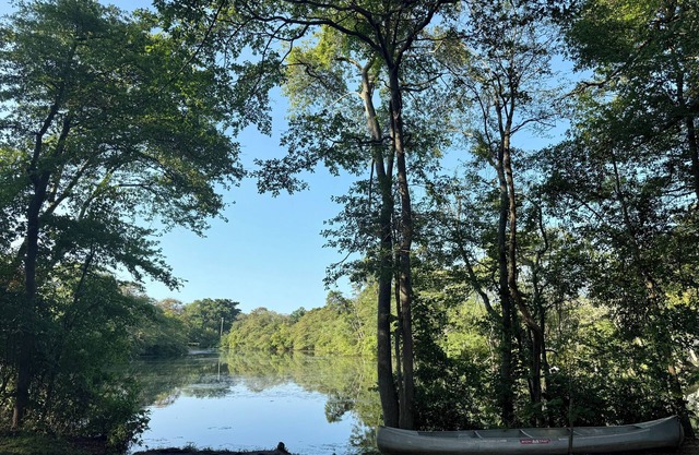 CHARMING 1-bedroom LAKEFRONT apartment + CANOE by Robert Moses State BEACHES.