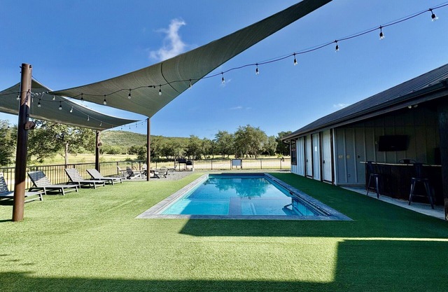 Charming 1-bedroom pool house in lovely Concan with AC and out door kitchen.