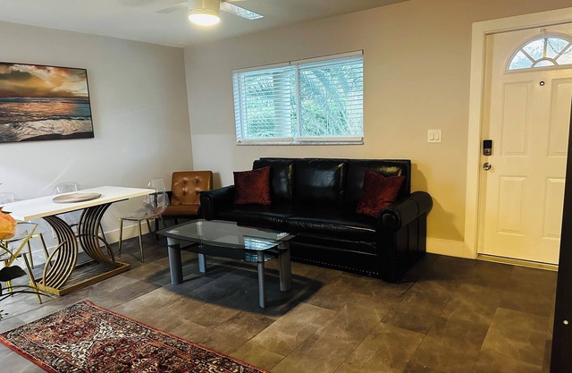 Charming 1-bedroom apartment in nice Delray Beach with WiFi, AC