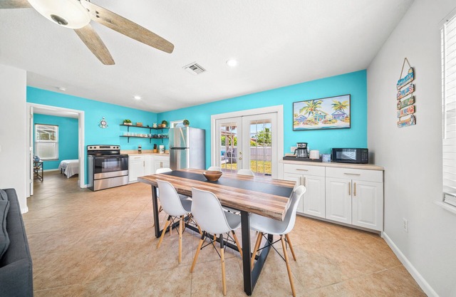 Charming 1-bedroom Beach Apartment with Pool