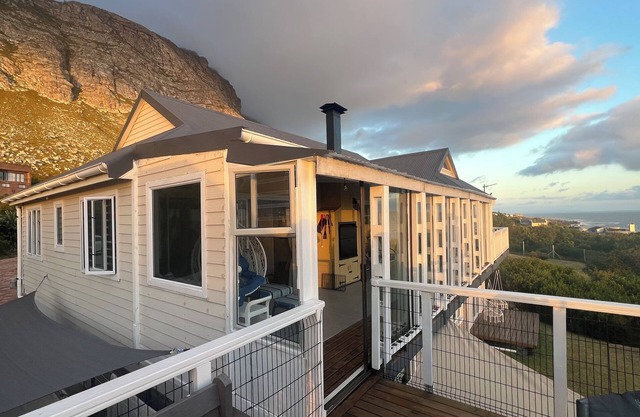 Charming 1-bedroom house in gorgeous Betty's Bay with WiFi