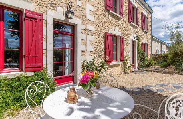 Charming 1870 Cottage in Loire Valley: Cozy Stay with Modern Amenities Near Angers