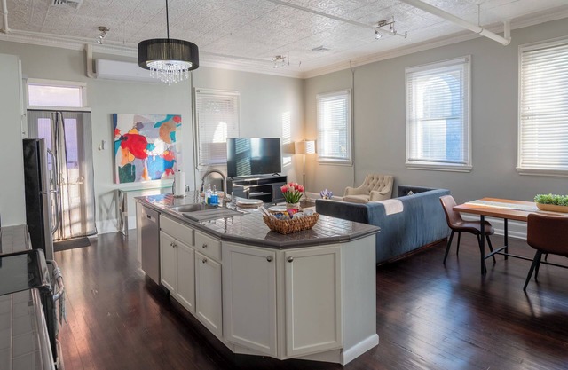 Charming 1BR Albany retreat w/parking & full kitchen, near MVP Arena, Washington Park & dining