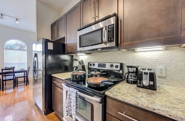 Charming 1BR apt in Houston with AC, Pets OK, fitness room, NRG,Med Center